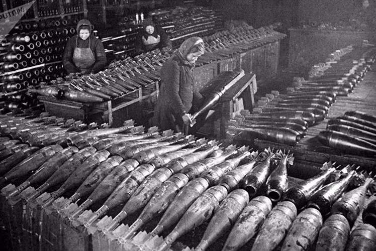 Các nữ công nhân sản xuất đạn cối tại nhà máy ở Moskva, 1942. Ảnh: Sputnik