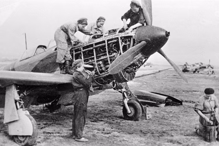 Họ xuất hiện không chỉ trên mặt trận mà cả bên kia chiến tuyến, trên lãnh thổ bị Đức quốc xã chiếm đóng tạm thời trong Thế chiến 2. Các nữ thợ máy Trung đoàn Không quân 586 chuẩn bị cho máy bay cất cánh. Ảnh: Sputnik 