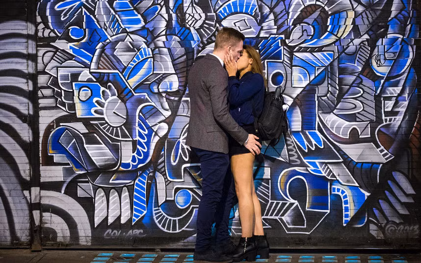 Tình yêu bay bổng trên chín tầng trời của một cặp đôi ở Manchester.