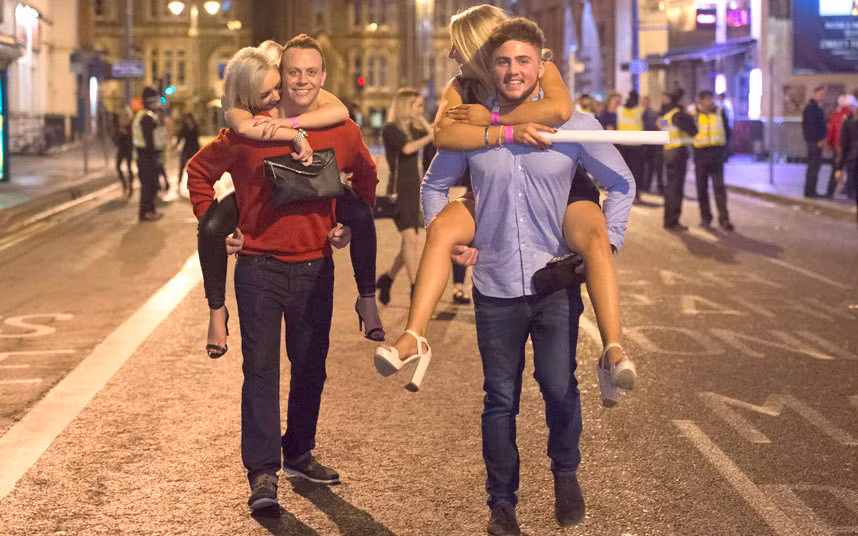 Trên đường về nhà sau "Đêm Thứ Sáu điên loạn" thỏa sức vui chơi.