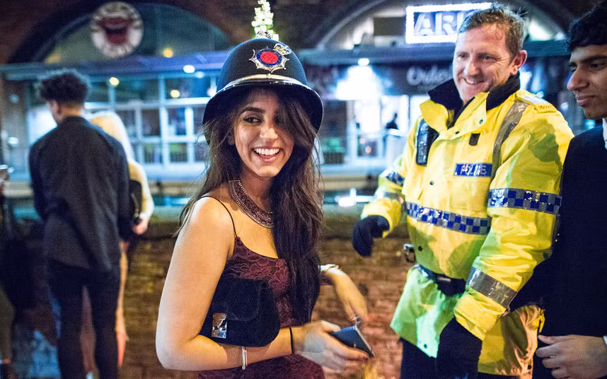 Một người tham dự "Ngày Thứ Sáu điên loạn" (còn được gọi là "Ngày Thứ Sáu thâm quầng mắt") ở Manchester.