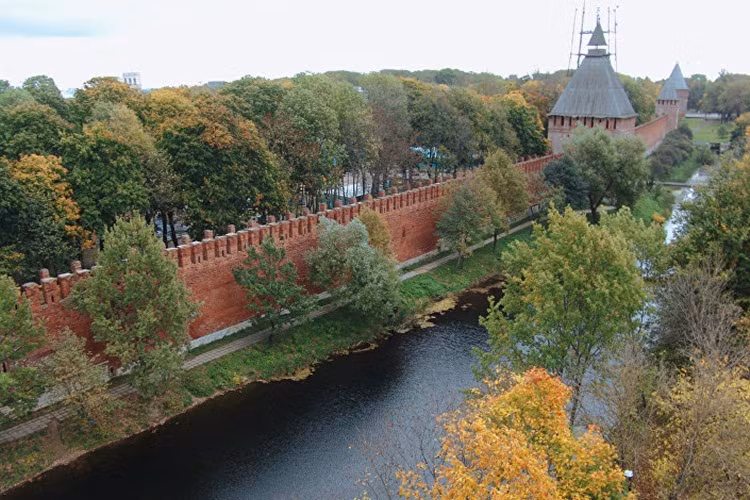 Smolensk: Trận chiến Smolensk nổ ra 6 tuần sau khi chiến tranh bắt đầu. Đội quân Xô-viết đã chiến đấu anh dũng trong vòng hai tháng, cố gắng ngăn chặn cuộc tấn công của phát xít Đức về hướng Moscow, nhưng cuối cùng bắt buộc phải rút khỏi thành phố.