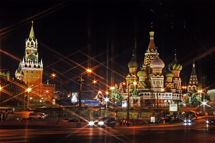 Moscow: Phát xít Đức đã lên kế hoạch đánh chiếm thủ đô Moscow ngay trong vài tháng đầu tiên của cuộc chiến, nhưng quân đội Liên Xô đã chiến đấu ngoan cường và lòng dũng cảm cuối cùng đã chiến thắng vẻ vang. Chiến lược chiến tranh chớp nhoáng của Đức Quốc xã thất bại thảm hại.