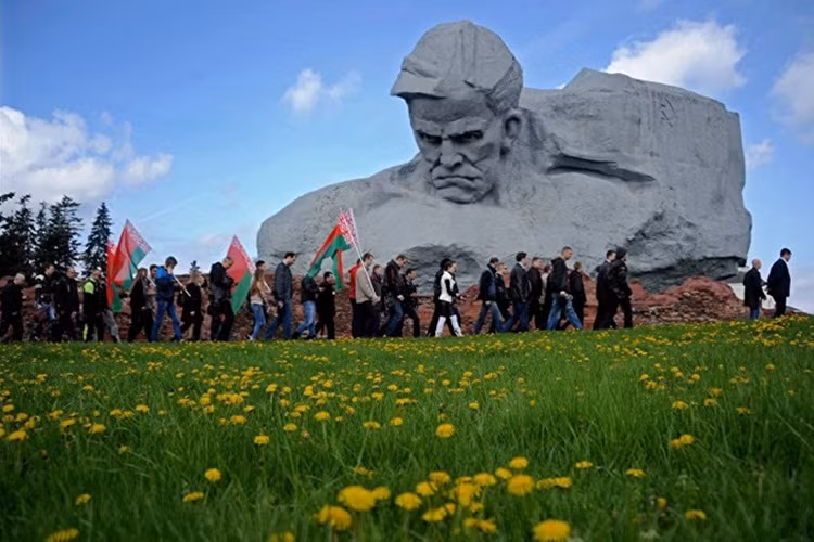Pháo đài Brest: Ngày 22/6/1941, pháo binh phát xít Đức nã đạn dồn dập bắt đầu cuộc tấn công đánh chiếm pháo đài Brest anh hùng. Đơn vị đồn trú pháo đài Brest đã phải chịu tổn thất rất nặng nề nhưng những người anh hùng đơn độc vẫn cầm cự cho đến tận cuối tháng 6/1941.
