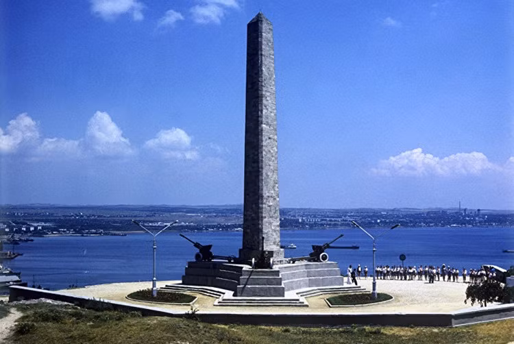 Kerch: Là đô thị cổ được thành lập vào thế kỷ thứ 7 tr.C.N., trong cuộc Thế chiến II thành phố Kerch trải qua 4 lần giành giật giữa Hồng quân Liên Xô và quân đội phát xít Đức.