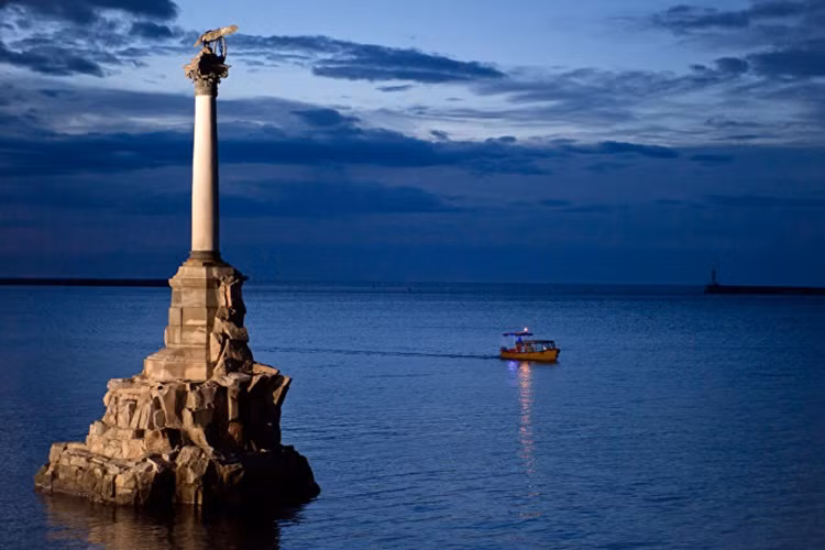 Sevastopol: Quân xâm lược Đức nhiều lần tấn công đánh chiếm thành phố Sevastopol: tháng 11 và tháng 12 năm 1941, tháng Năm và tháng Sáu năm 1942. Cuộc chiến một mất một còn kéo dài 250 ngày và Sevastopol đã trở thành một biểu tượng về lòng dũng cảm của nhân dân Liên Xô.