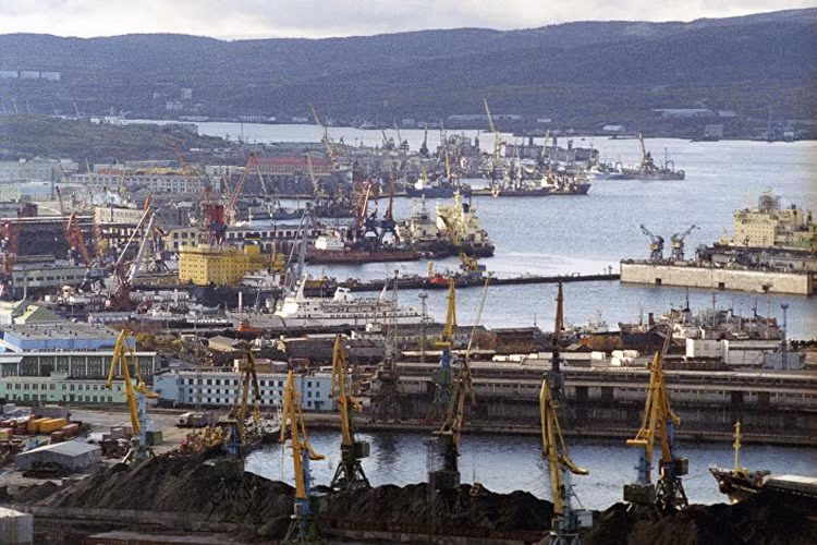 Murmansk: Phát xít Đức lên kế hoạch chiếm Murmansk với cảng biển không đóng băng và cắt đứt đường sắt Kirov trong một vài tuần. Số lượng bom thành phố này phải hứng chịu chỉ kém Stalingrad. Vào mùa thu năm 1944, thành phố cảng anh hùng này đã gần bị san thành bình địa.