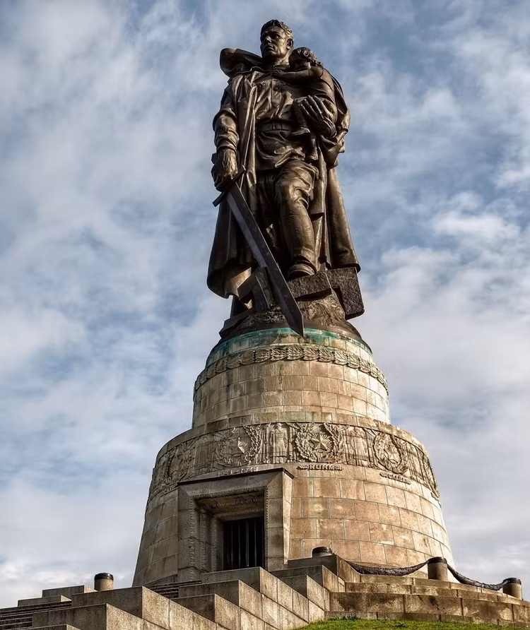 Tượng đài chiến thắng của Hồng quân Liên Xô trong Công viên Treptow ở thủ đô Berlin.