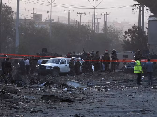 Lực lượng an ninh Afghanistan điều tra hiện trường một vụ đánh bom xe ở thủ đô Kabul ngày 7/8/2015.