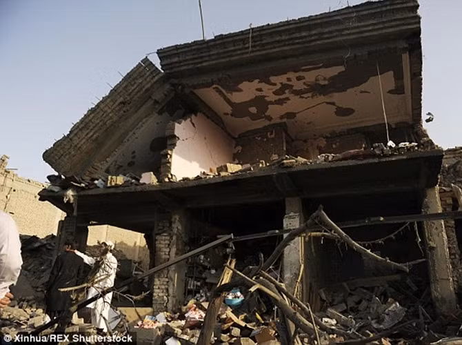 Vụ đánh bom xe Học viện cảnh sát Kabul là vụ đầu tiên trong ba vụ tấn công ở thủ đô Afghanistan trong vòng 24 giờ qua. Hai vụ nổ khác đã được ghi nhận tại khu vực phía bắc sân bay Kabul, gần một căn cứ của lực lượng Mỹ đồn trú tại Afghanistan.