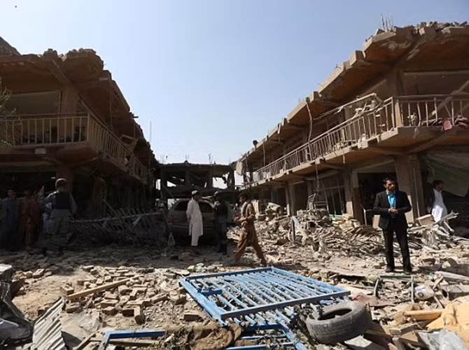 Các vụ đánh bom nhỏ hoặc tấn công liều chết vẫn thường xảy ra ở thủ đô Kabul, những hiếm khi xảy ra đánh bom xe tải có sức tàn phá khủng khiếp.