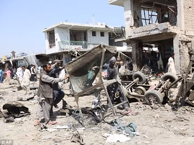 Kẻ đánh bom đã mặc đồ cảnh sát và kích hoạt chất nổ khi các học viên đang quay về sau giờ giải lao. Trong ảnh thiệt hại của dân chúng trong vụ đánh bom xe ngày 7/8 ở thủ đô Kabul.