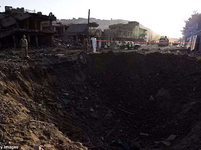 Một quả bom xe phát nổ và tạo thành một cái hố khổng lồ sau 10 mét ở quận Shah Shadid đông dân cư của thủ đô Kabul. Trước đó, cũng trong ngày 7/8, tại Kabul, một vụ đánh bom xe đã xảy ra khiến ít nhất 15 người thiệt mạng.