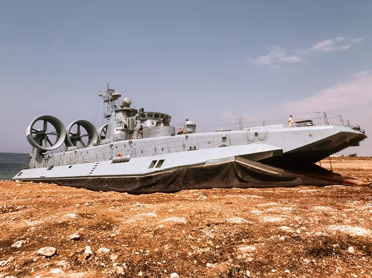 TQ dong tau do bo khong lo de xam lan Bien Dong?-Hinh-3