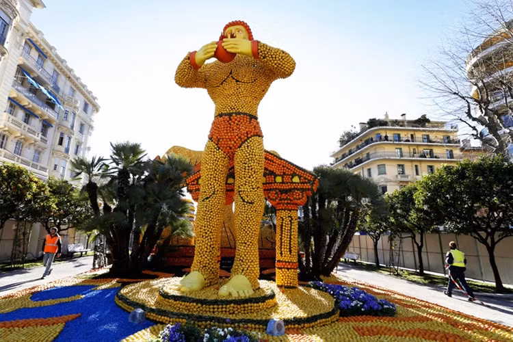 Bức tượng khổng lồ làm bằng cam và chanh đã được hoàn tất trước ngày khi mạc Lễ hội Chanh Riviera lần thứ 83 ở Menton, Pháp.