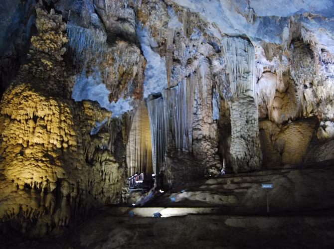 Đặc trưng của vườn quốc gia Phong Nha-Kẻ Bàng là các kiến tạo đá vôi, 300 hang động và các dòng sông ngầm.