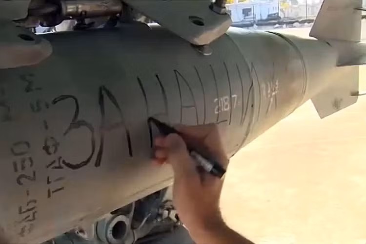Quả bom ghi dòng chữ "Vì người của chúng ta" trên máy bay tiêm kích-ném bom Su-34 của Không lực Nga.