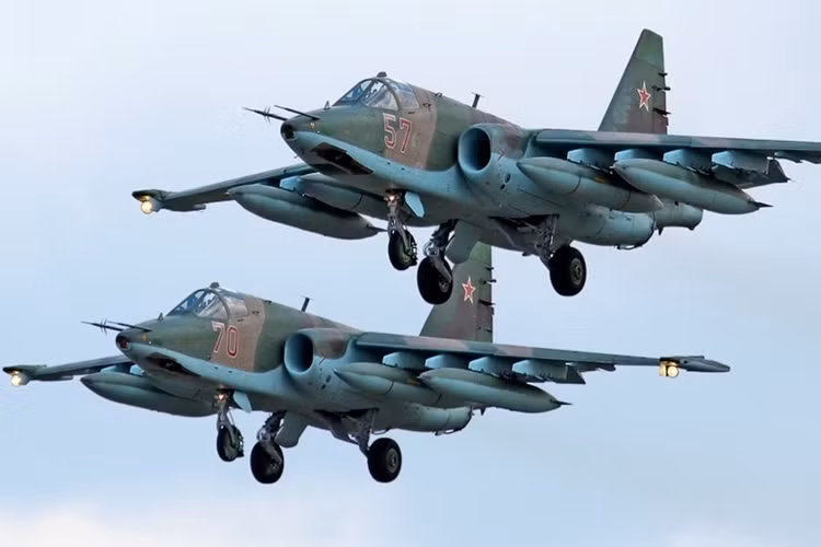 Máy bay tấn công Su-25 của Nga trên bầu trời căn cứ không quân Hmeymim ở Syria.