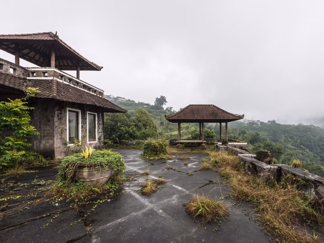 Mặc dù có một hướng dẫn viên địa phương dẫn Veillon đến khách sạn, nhưng lại không đi cùng nhiếp ảnh gia này vào bên trong. (Nguồn: INSIDER)