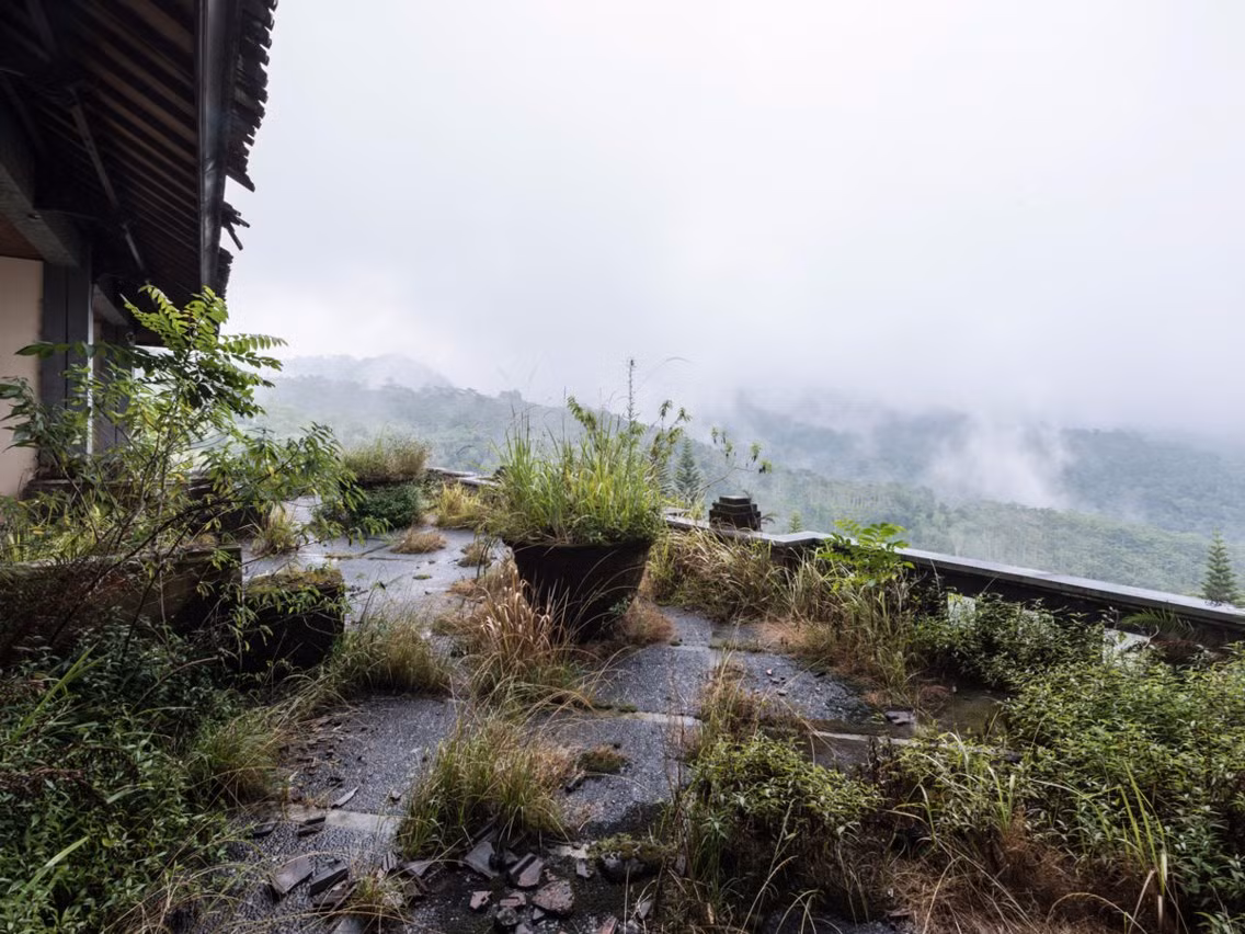 Ngay khi Veillon rời khỏi khách sạn, một sương mù dày đặc bao trùm khu vực. Sương mù cũng khiến cho những bức ảnh của ông trở nên ma mị lạ lùng, (Nguồn: INSIDER)