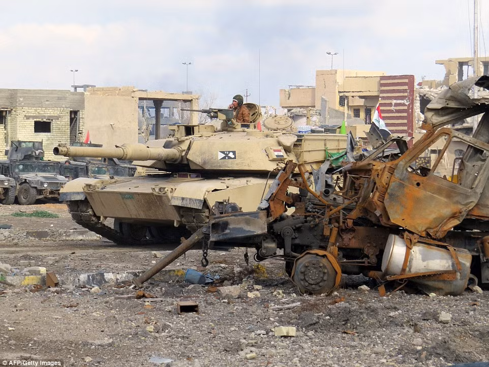 Quân đội Iraq sử dụng xe tăng hạng nặng trong chiến dịch tái chiếm thành phố Ramadi.