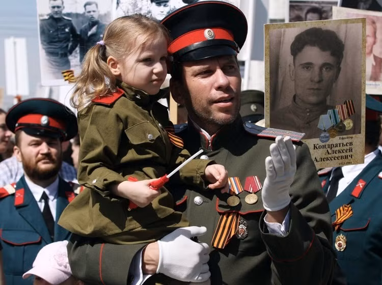 Năm nay, diễu hành "Trung đoàn Bất tử" được tổ chức ở 15 quốc gia trên thế giới. Trong ảnh: Những người tham gia diễu hành "Trung đoàn Bất tử" trong Ngày Chiến thắng 9/5/2015 ở Novosibirsk.