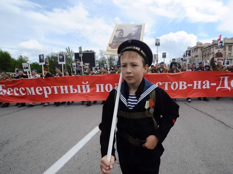 Hàng ngàn người diễu hành "Trung đoàn Bất tử" ở thành phố Rostov trên sông Đông trong Ngày Chiến thắng 9/5/2015.