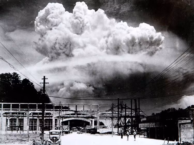  Mỹ ném bom nguyên tử xuống Hiroshima và Nagasaki (6 và 9/8/1945): Vào lúc 8 giờ ngày 6/8, Mỹ ném quả bom nguyên tử "Little Boy" từ độ cao 600 mét xuống Hiroshima. Ngày 9/8, Mỹ lại ném quả bom nguyên tử thứ hai mang tên "Fat Man" xuống Nagasaki, giết hại hàng chục nghìn người và san phẳng hai thành phố của Nhật Bản.