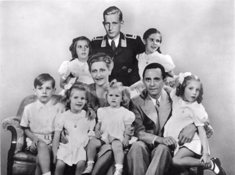  Bộ trưởng Truyền thông Joseph Goebbels giết con, tự sát (1/5/1945): Một ngày sau khi được Hitler chỉ định làm người kế nhiệm, ngày 1/5/1945, Bộ trưởng Tuyên truyền Joseph Goebbels đã tự sát cùng vợ. Trước đó, Goebbels đã ra lệnh tiêm thuốc độc giết chết 6 đứa con.