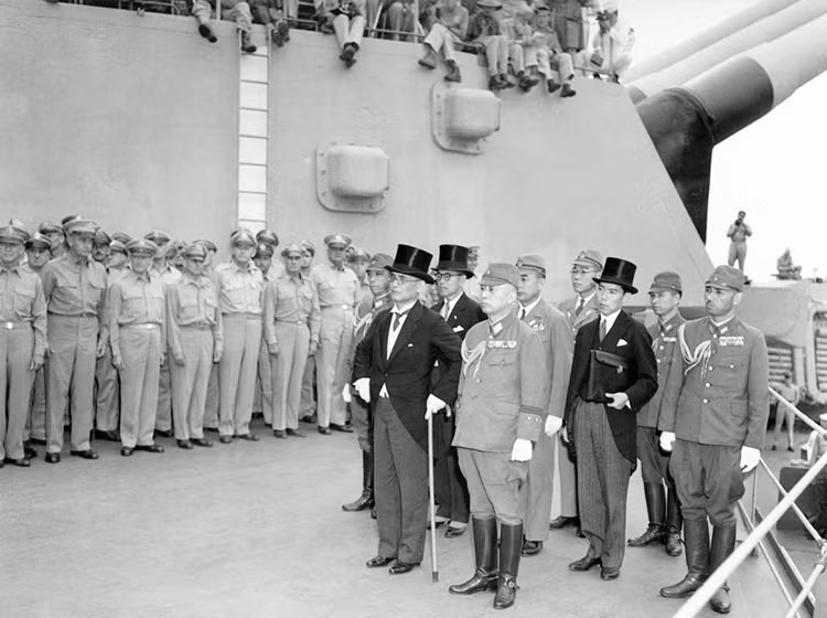  Đế quốc Nhật Bản đầu hàng Đồng minh (2/9/1945): Ngày 2/9/1945, đại diện Nhật Bản đã ký văn bản chính thức đầu hàng đồng minh trên chiến hạm Mỹ "USS Missouri" neo đậu ở ngoài khơi Tokyo, chấm dứt Chiến tranh thế giới thứ II.