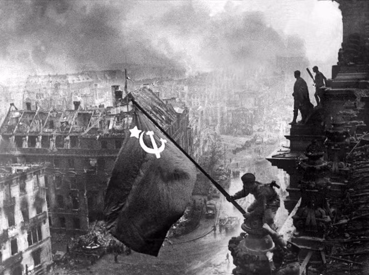 Chiến dịch đánh chiếm Berlin (21/4-2/5/1945): Ngày 25/4/1945, Hồng quân Liên Xô đã siết chặt vòng vây xung quanh Berlin và ngày 30/4, quốc kỳ Liên Xô đã tung bay trên nóc Tòa nhà Quốc hội Đức. Ngày 2/5, Tư lệnh quân Đức ở Berlin, tướng Helmut Weidling tuyên bố đầu hàng.