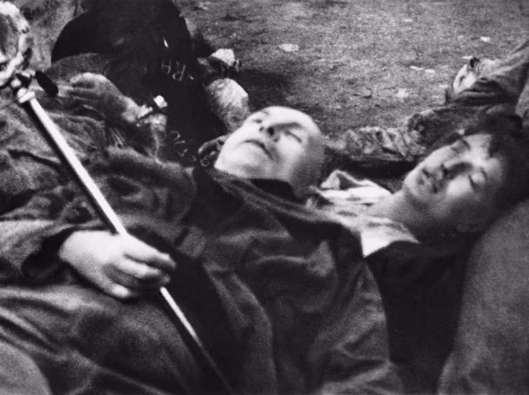  Trùm phát xít Italy Benito Mussolini bị hành quyết (28/4/1945): Ngày 25/4, Mussolini và tình nhân Clara Petacci tìm cách chạy trốn sang Thụy Sĩ, nhưng bị lực lượng du kích bắt và xử bắn vào ngày 27/4/1945.