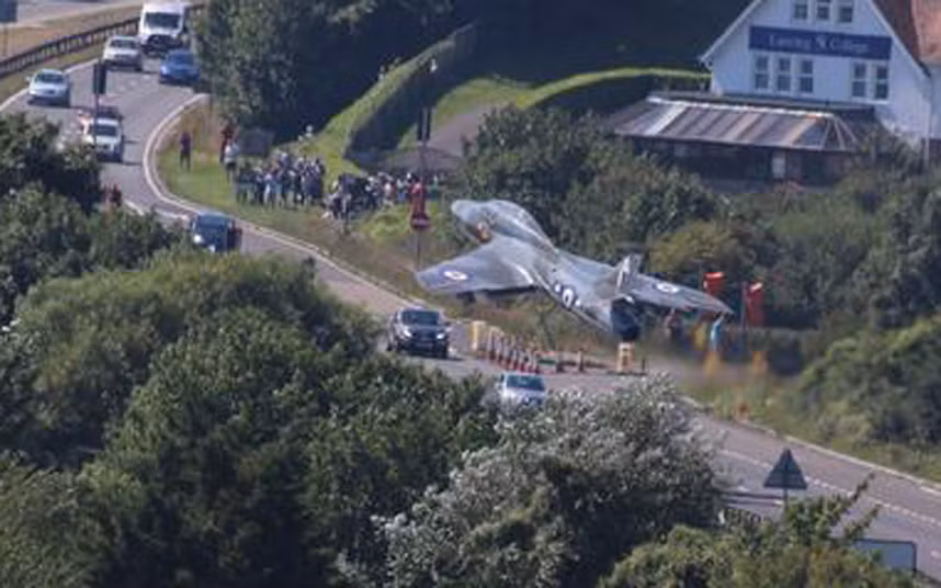 Trong một màn trình diễn, chiếc Hawker Hunter mất độ cao và không thực hiện được một cú nhào lộn tại buổi Biểu diễn máy bay Shoreham... Hawker Hunter là chiến đấu cơ chính của Không quân Hoàng gia Anh trong những năm 1950 và đầu những năm 1960.