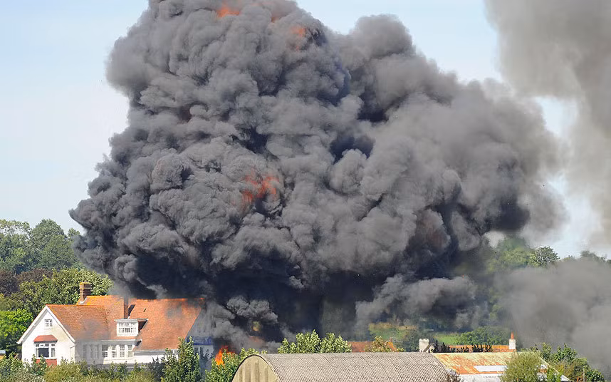 Hinh anh vu may bay Anh dam xuong duong cao toc