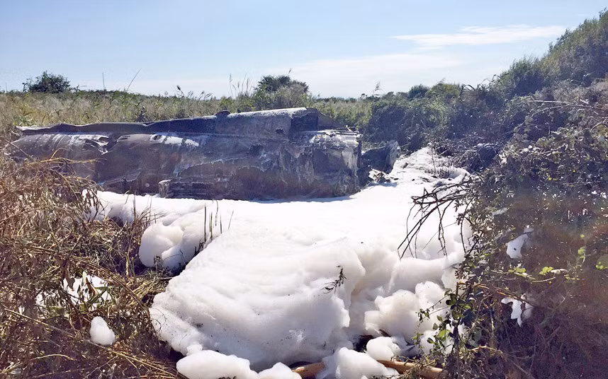 ...và đâm xuống đường cao tốc A27. Các nhà điều tra sẽ tìm hiểu hồ sơ sức khỏe của viên phi công, việc bảo dưỡng máy bay và tất cả những vấn đề liên quan đến nó.