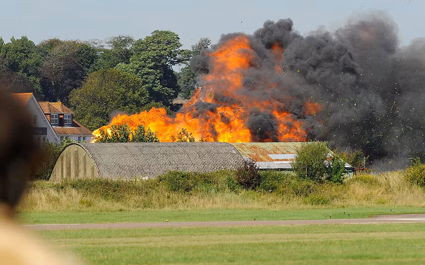 Khoảnh khắc chiếc Hawker Hunter nổ tung và biến thành quả cầu lửa ở một thị trấn thuộc West Sussex.