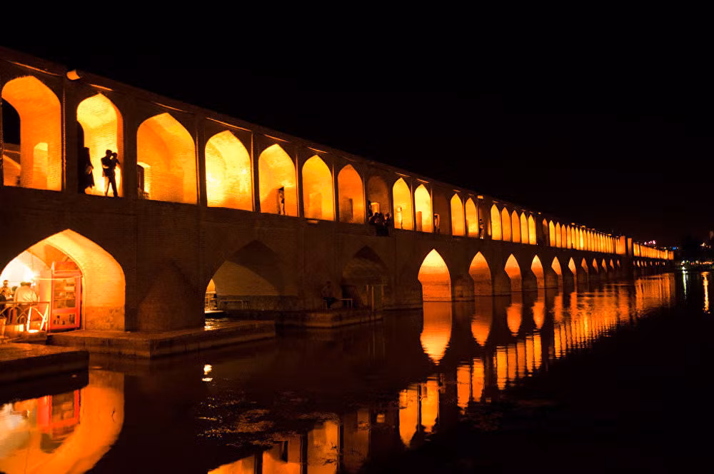 Cầu Allahverdi Khan, còn được gọi là Si-o-se Pol (33 nhịp cầu) trên sông Zayandeh ở Isfahan, Iran.