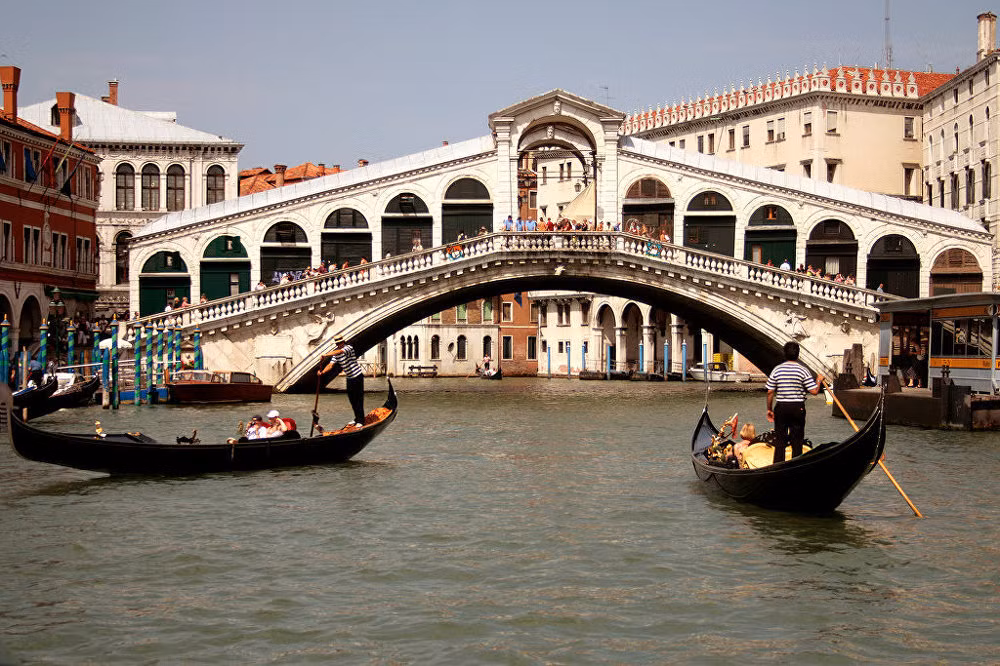 Cầu Rialto ở Venice.