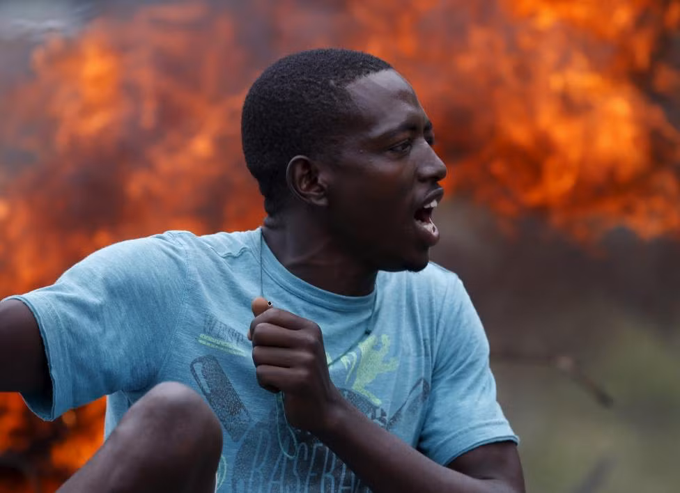 Tuy nhiên, Tòa án Hiến pháp Burundi khẳng định ông Nkurunziza không vi hiến vì nhiệm kỳ đầu của ông do Quốc hội bầu, không phải do dân bầu trực tiếp. Người biểu tình không chấp nhận phán quyết của tòa án.