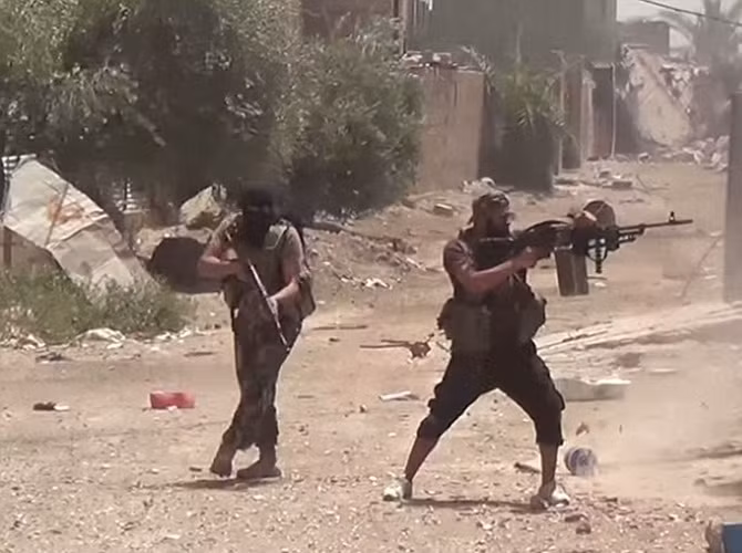 Phiến quân IS bắn loạn xạ trong thành phố Ramadi, nơi chúng sau đó sát hại tới 500 người, trong đó có nhiều phụ nữ trẻ em.