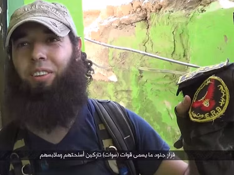 Đoạn video dài 13 phút cho thấy một chiến binh IS lột áo khỏi xác một sĩ quan Iraq vừa bị hạ sát.