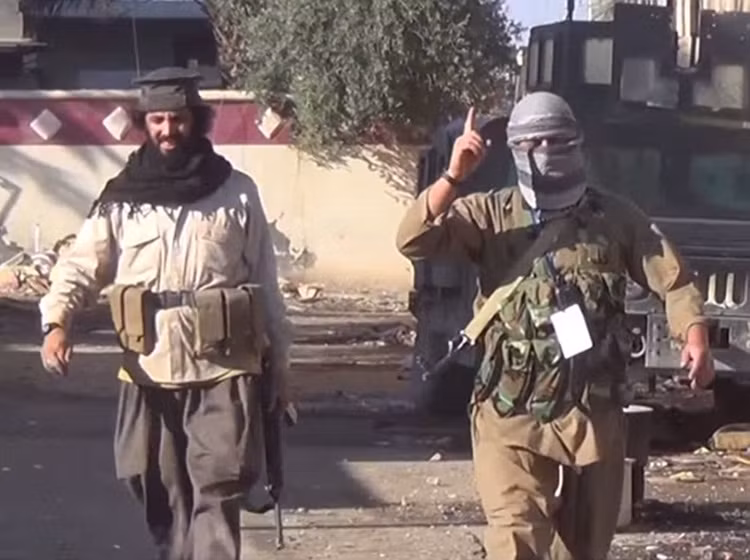 Phiến quân IS hân hoan mừng chiến thắng trên đường phố Ramadi bị chiến tranh tàn phá.