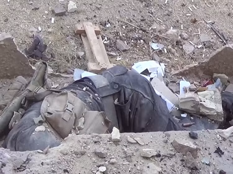 Xác binh sĩ Iraq nằm trên đường phố Ramadi.