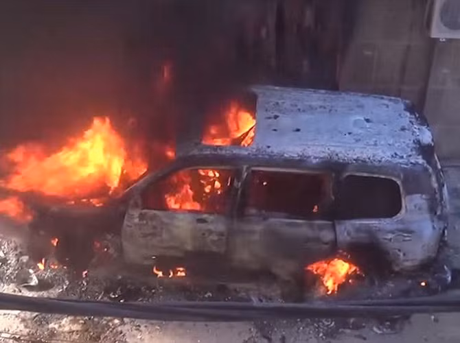 Video nói trên cho thấy nhà cửa bị đổ nát và xe cộ bị đốt cháy trong cuộc tấn công của Nhà nước Hồi giáo đánh chiếm thành phố Ramadi, thủ phủ tỉnh Anbar, Iraq.