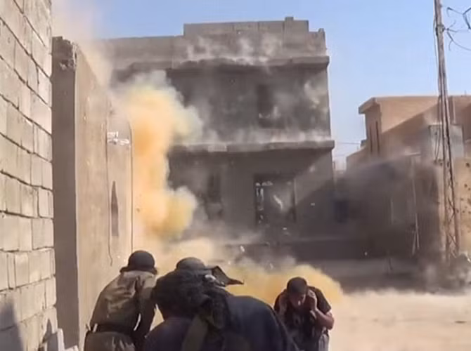 Phiến quân IS dùng thuốc nổ, súng phóng lựu tấn công các lực lượng Iraq trong thành phố Ramadi.