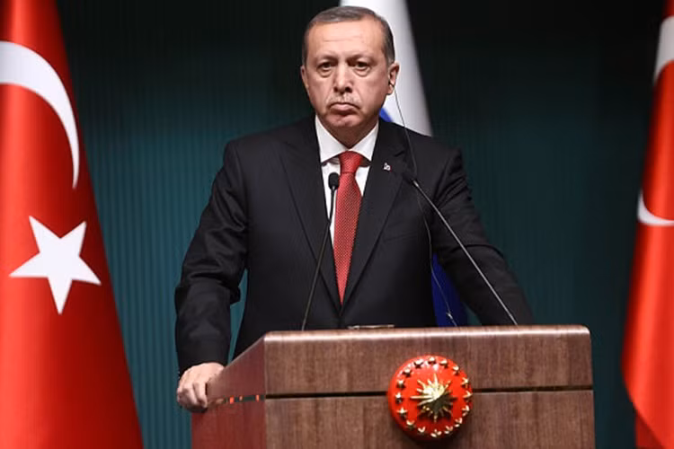 “Ban tay sat” cua Tong thong Tho Nhi Ky sau dao chinh