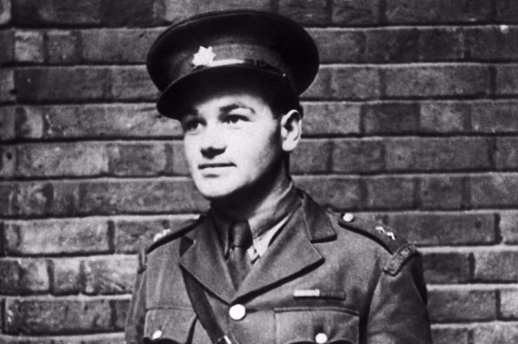 Sát thủ số 2 là Jan Kubis (1913-1942), người đã ném lựu đạn vào trong chiếc xe chở Heydrich. Các mảnh lựu đạn đã găm đầy mình Heydrich và khiến hắn bị chết sau đó mấy ngày. Jan Kubis cũng được đặc nhiệm Anh đào tạo về các hoạt động phá hoại ở hậu phương của Đức Quốc xã. (Nguồn: Spiegel.de)