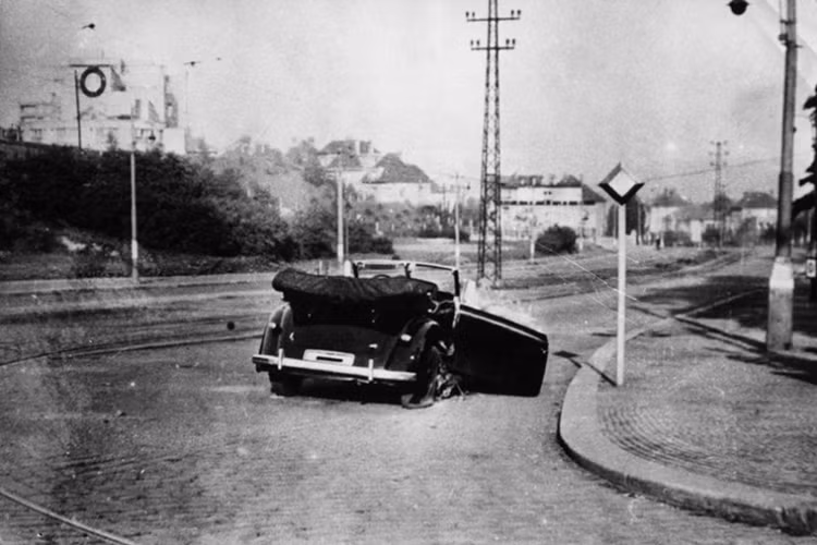 Ngày 27/5/1942, trùm SS Heydrich đã bị ám sát trên đường từ tư dinh đến trụ sở làm việc ở Praha. Trong ảnh là chiếc xe Mercedes-Cabriolet mui trần không có hộ tống chở Heydrich bị lựu đạn xé toang. (Nguồn: Spiegel.de)