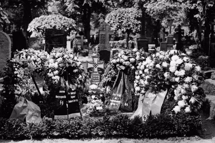 Mộ của Heydrich vẫn nằm ở nghĩa trang Invaliden đến cuối Chiến tranh Thế giới thứ hai, nhưng bị mộ đã bị dập vỡ. (Nguồn: Spiegel.de)