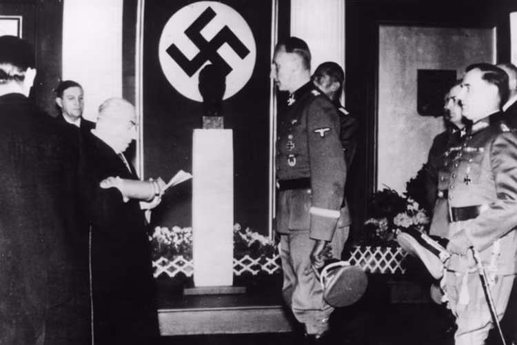 Tháng 9/1941, Hitler đã phong cho Reinhard Heydrich làm Phó toàn quyền xứ "Böhmen und Mähren" (Cộng hòa Séc). Trong ảnh, Tổng thống "Böhmen und Mähren" Emil Hácha (bên trái) long trọng đón tiếp Phó toàn quyền Heydrich. (Nguồn: Spiegel.de)